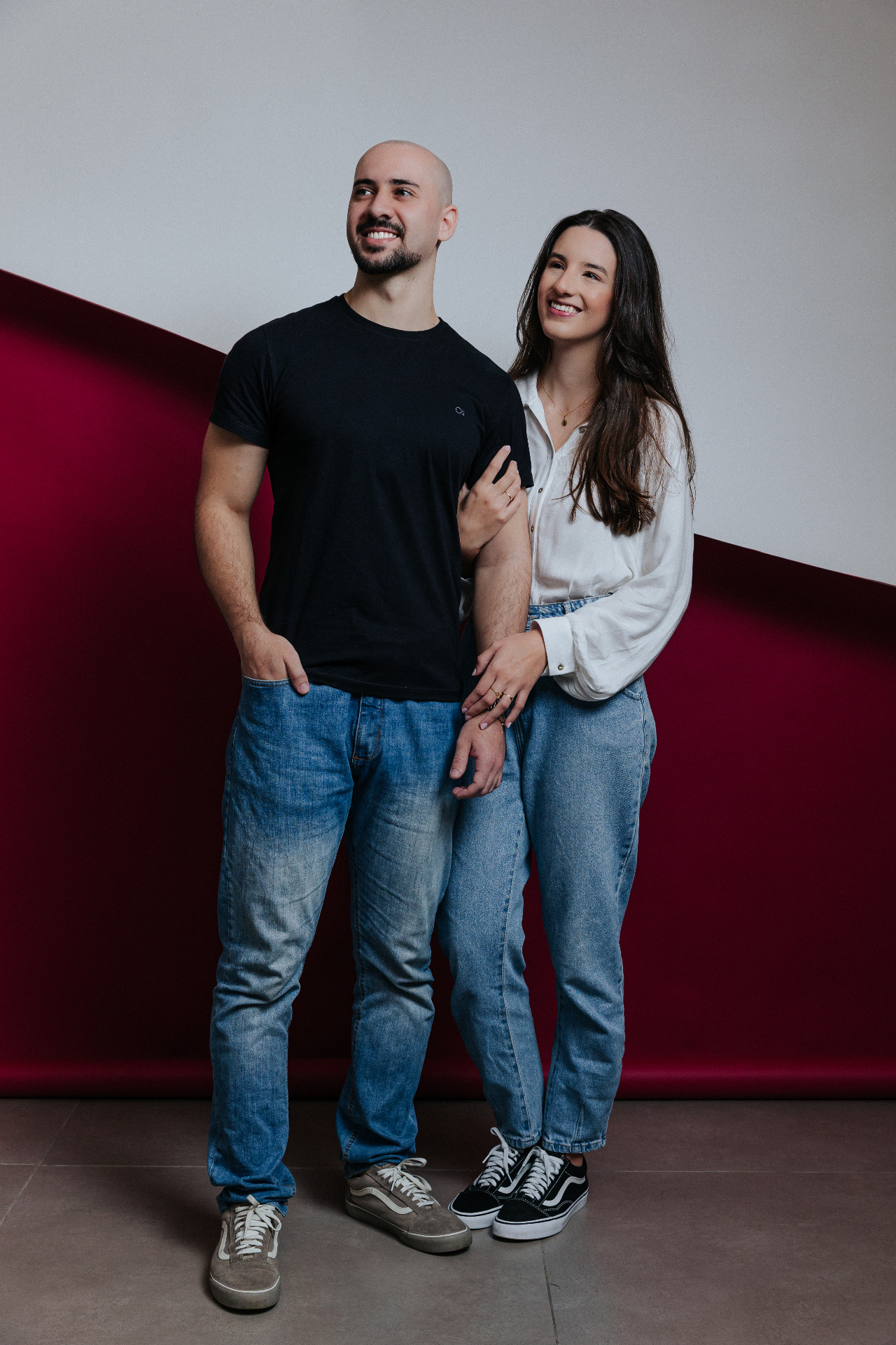Casal elegante em sessão fotográfica premium