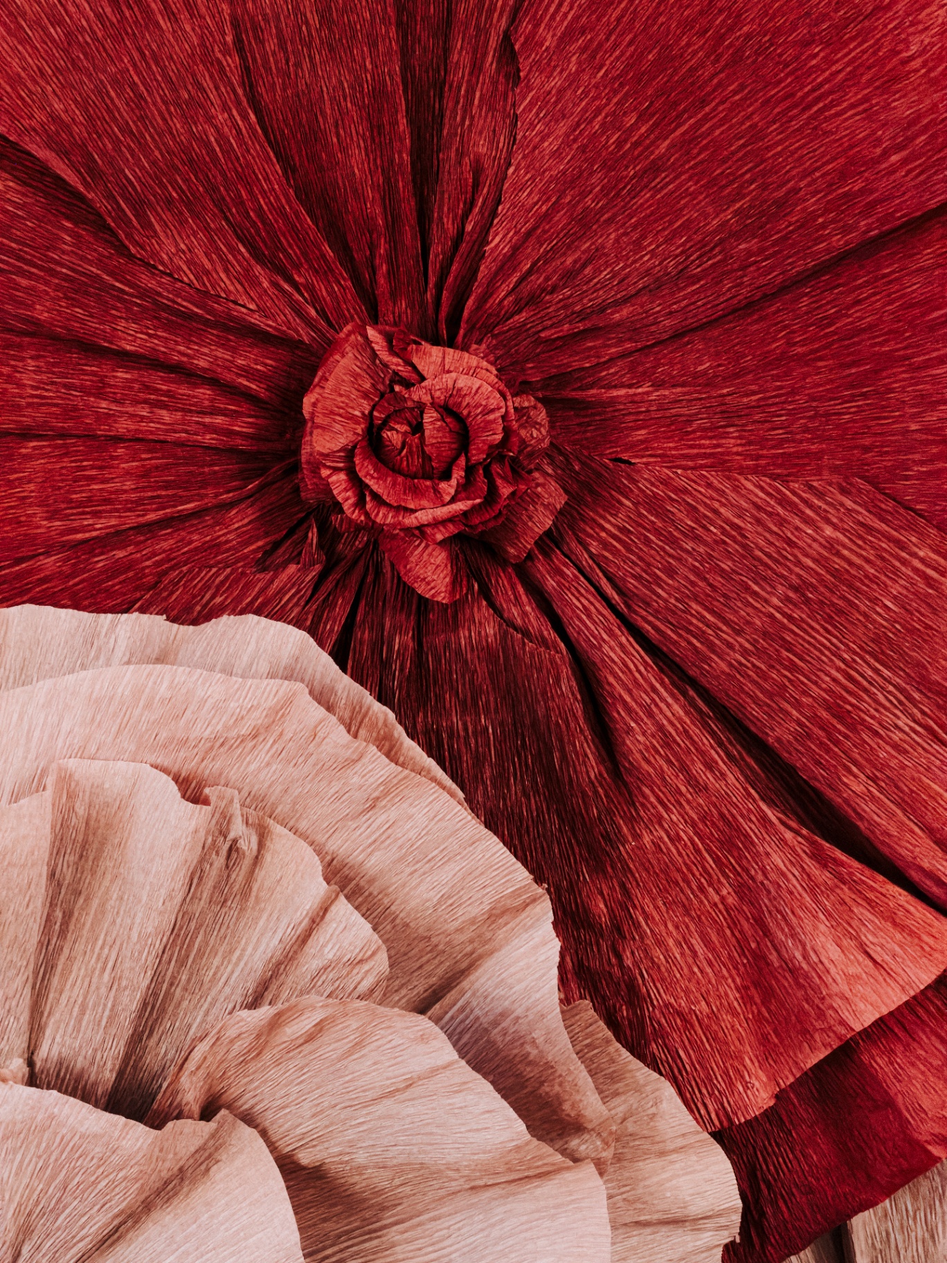 Detalhe das flores de papel vermelhas e rosa