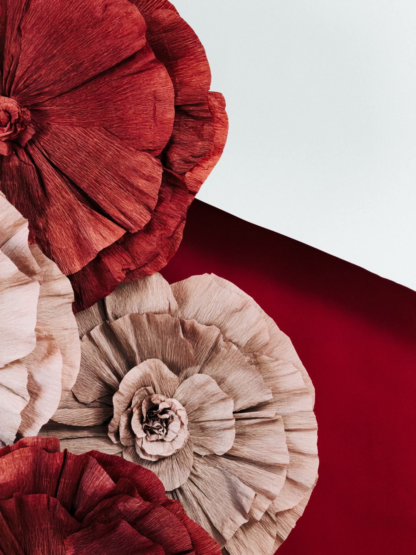 Flores de papel decorativas em tons quentes