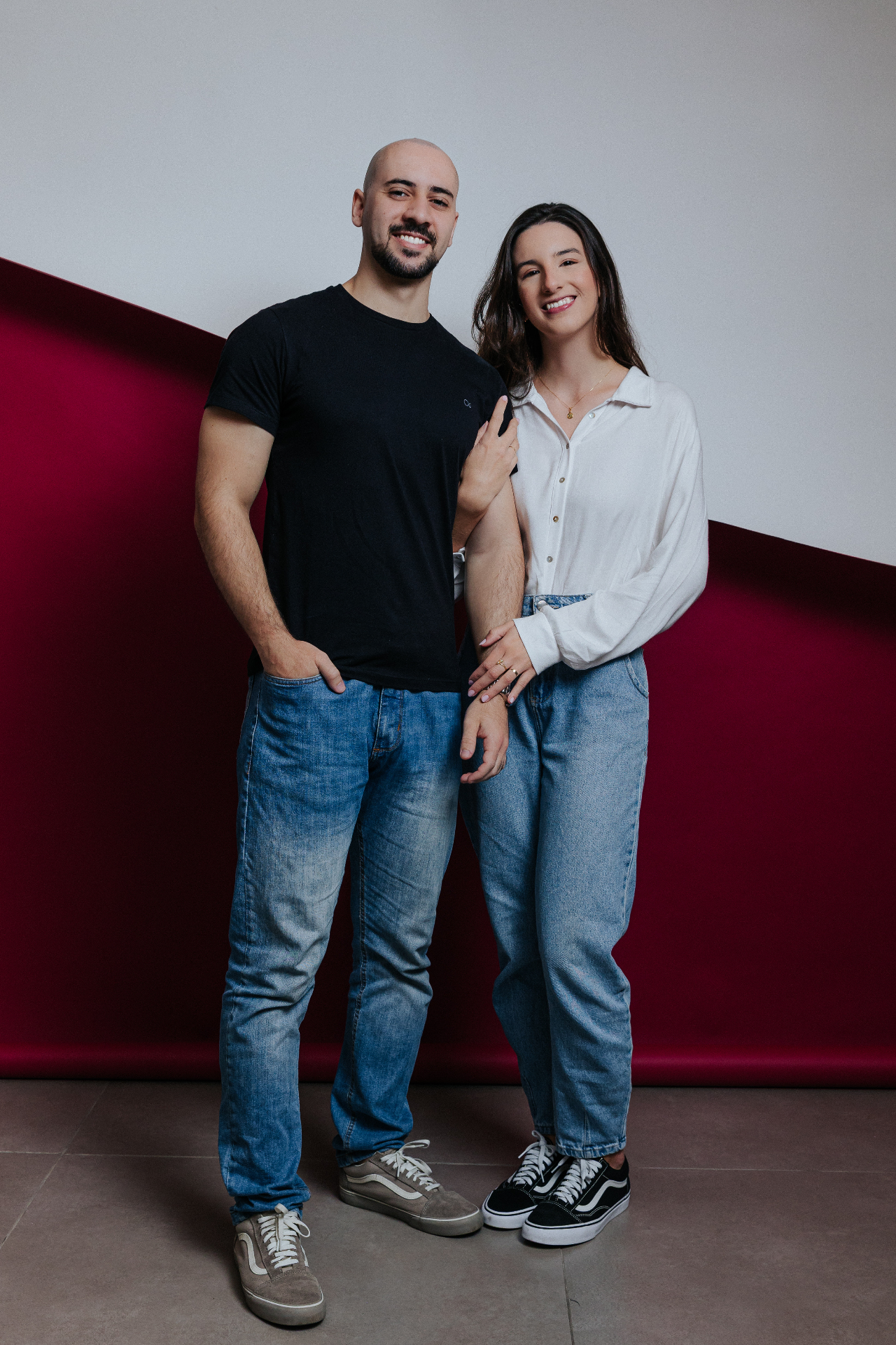 Casal sorridente em ensaio no estúdio